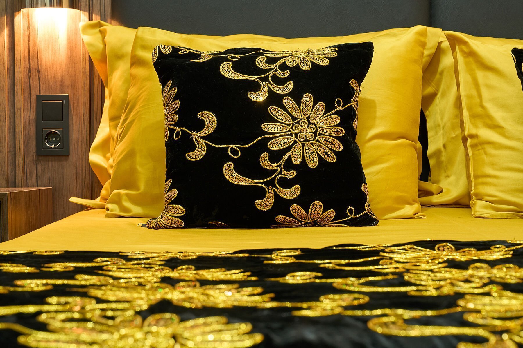 Aged 50 Years Gold Pullu Kirlet ve Yatak Şalı seti